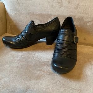 Bare Traps black size 10M shoeties